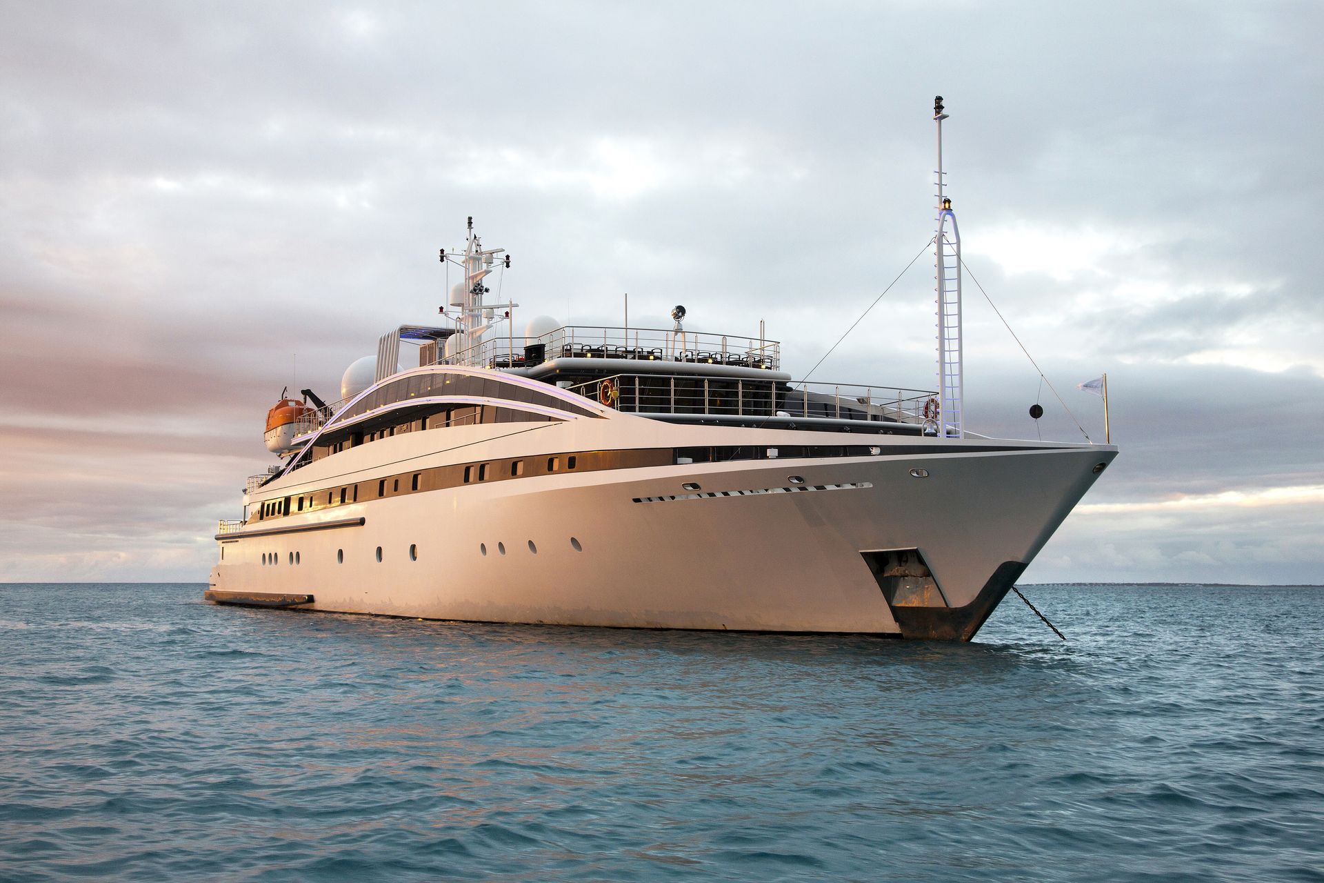 007 superyacht price